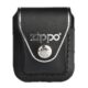 Kapsička Zippo na zapalovač, černá - Kožená kapsa na Zippo zapalovač. Zippo pouzdro 17003 na zapalovač se zavíráním na patent je vybavené klipem, za které se pouzdro zavěsí za opasek, kalhoty nebo kapsu. Černé kožené pouzdro zdobené logem má hladký povrch v polomatném provedení a je dodáváno v originální krabičce. Celkové rozměry pouzdra: 7,4x5,9x3,3cm.

