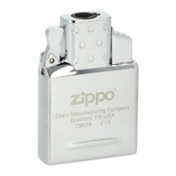 Zippo plynový insert do zapalovače, 1x Jet - Zippo 30900 plynový jednotryskový insert do benzínového zapalovače. Originální plynová vložka Zippo s jednou tryskou je vhodná pro všechny klasické benzínové zapalovače Zippo - není určena pro dámské slim zapalovače Zippo. Kovový jednotryskový insert Zippo je v lesklém chromovém provedení. Na spodní straně najdeme plnící plynový ventil a ovládání intenzity plamene. Jednoduše vyndáte původní benzínovou vložku, vsunete vložku plynovou a turbo zapalovač je na světě ve stejném Vámi oblíbeném designu benzínového zapalovače Zippo. Plynový insert je dodávaný nenaplněný v originální krabičce. Rozměry vložky 5,2x3,6x1,2cm.