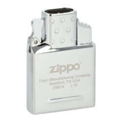 Zippo plynový insert do zapalovače, 2x Jet - Zippo 30901 plynový dvoutryskový insert do benzínového zapalovače. Originální plynová vložka Zippo s dvěma tryskami je vhodná pro všechny klasické benzínové zapalovače Zippo - není určena pro dámské slim zapalovače Zippo. Kovový dvoutryskový insert Zippo je v lesklém chromovém provedení. Na spodní straně najdeme plnící plynový ventil a ovládání intenzity plamene. Jednoduše vyndáte původní benzínovou vložku, vsunete vložku plynovou a turbo zapalovač je na světě ve stejném Vámi oblíbeném designu benzínového zapalovače Zippo. Plynový insert je dodávaný nenaplněný v originální krabičce. Rozměry vložky 5,2x3,6x1,2cm.