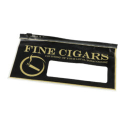 Sáček na doutníky Fine Cigars, plastový - Sáček na doutníky Fine Cigars. Plastový sáček je určený pro převoz doutníků, ne však pro skladování. Sáček se zipovým zavíráním ochrání Vaše doutníky a zabrání jejich poškození. Rozměry sáčku 25x13,5cm.