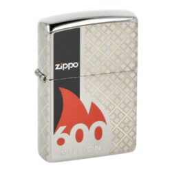 Zapalovač Zippo 600 Million Edition, leštěný - Benzínový zapalovač Zippo 22091 600 Millionth Zippo Lighter Collectible, limitovaná edice se sériovým číslem 15314. Ke dni 3. června 2020 společnost Zippo vyrobila 600. miliontý zapalovač. K této příležitosti byl vydán tento sběratelský Zippo zapalovač v limitované edici 20000 kusů. Zapalovač je v leštěném chromovém provedení a jeho povrch je po celém obvodě zdobený laserovanou texturou a tištěným logem Zippo. Na zadní straně je umístěné sériové číslo každého zapalovače z limitované edice. Na spodní straně najdeme speciální ražbu s datem, která byla použitá pouze v den výroby zapalovače. Zapalovač je dodávaný v originální dárkové krabičce s logem Zippo 600 Million. Zapalovače Zippo nejsou při dodání naplněné benzínem. Originální příslušenství benzín Zippo, kamínky, knoty a vata do zapalovače Zippo, zajistí správné fungování benzínové zapalovače. Na mechanické závady zapalovače poskytuje Zippo doživotní záruku. Tuto záruku můžete uplatnit přímo u nás. Zapalovače jsou vyrobené v USA, Original Zippo® Bradford.