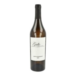 Víno Gullo Sauvignon Blanc 2019 14%, 0,75l, bílé - Italské víno Gullo Sauvignon Blanc 2019. Toto jedinečné suché bílé víno slámově žluté barvy oplývá charakteristickým aroma s jemnými odlesky zelených paprik. Ve vůni najdete elegantní a vyváženou kombinaci šalvěje, akátu a peckového ovoce. V ústech je víno krásně svěží s tóny čerstvých citrusů, bílé broskve a příjemnou kyselinou. GULLO VINI - Rodinná tradice v obchodování s vínem v Kalábrii již od roku 1980 ve třech generacích. Celoročně příznivé počasí slunné oblasti pod Lamezie Terme podporuje skvělou příležitost pro zrání všech hroznů. Usilovná práce vinařů pak dává všem vínům typický odlesk slunce a bohatou zemitou chuť. Jednoduše typická Kalábrie. Balení: láhev, 0,75L.

Obsah alkoholu: 14%
Rok výroby: 2019
Výrobce: Gullo Italy GmbH
Vinařská oblast: Kalábrie, Itálie
Distributor: Fortis-DB, spol. s r.o.

