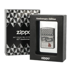 Zapalovač 22022 Zippo 85th Anniversary Collectible - Benzínový zapalovač 22022 Zippo 85th Anniversary Collectible limitovaná edice se sériovým číslem 07881. Zippo zapalovač ze sběratelské výroční edice 2017, která byla vydaná u příležitosti oslavy 85 let od založení společnosti Zippo. Zapalovač řady Armor je v leštěném chromovém provedení s povrchem bohatě zdobeným gravírovaným diamantovým vzorem. Dále na přední straně najdeme červený plamen tvořený epoxidovou vrstvou a na zadní logo Zippo s datem založení a výročí. Schránka zapalovačů řady Armor je vyráběná z 1,5x silnějšího kovu, než je běžné u klasických zapalovačů Zippo. Díky tomuto je možné použít speciální metody zdobení s variabilní hloubkou a tím vytvořit velmi výrazný reliéf. Tato řada tak nabízí velmi luxusní a jedinečné vzory, které jsou tvořené propracovanou 360° technologií MultiCut. Jako každý sběratelský zapalovač Zippo z limitované edice má na straně vygravírované své sériové číslo. K tomuto výročí bylo vyrobeno celkem 17 tisíc zapalovačů. Zapalovač je dodávaný v originální výstavní krabičce s logem, která byla poprvé použita pro tento výroční model. Zapalovač je zasazený do průhledného plastového obalu a působí, jako by levitoval. Zapalovače Zippo nejsou při dodání naplněné benzínem. Originální příslušenství benzín Zippo, kamínky, knoty a vata do zapalovače Zippo, zajistí správné fungování benzínové zapalovače. Na mechanické závady zapalovače poskytuje Zippo doživotní záruku. Tuto záruku můžete uplatnit přímo u nás. Zapalovače jsou vyrobené v USA, Original Zippo® Bradford.

Distributor: Fortis-DB, spol. s r.o.