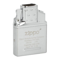 Zippo USB plazmový insert do zapalovače - Zippo USB plazmový insert do benzínového zapalovače. Originální USB vložka Zippo s elektrickým zapalováním využívá k zapálení cigarety dva plazmové oblouky, které vzniknou elektrickým výbojem. Plazmová vložka je vhodná pro všechny klasické benzínové zapalovače Zippo, avšak není určena pro dámské Zippo slim zapalovače a zapalovače Zippo 1935 Replika. Kovový USB insert Zippo je v lesklém chromovém provedení a je vybavený dobíjecí 200mAh Lithiovou baterií. Pro bezpečnost dětí je vložka vybavená jištěním proti nechtěnému zapálení, takže k vytvoření elektrického oblouku - zapálení dojde až po druhém stisknutí a podržení tlačítka. Na spodní straně najdeme Micro USB konektor pro připojení dobíjecího kablíku (Micro USB-USB), který je součástí balení. Jednoduše vyndáte původní benzínovou vložku, vsunete USB vložku a plazmový zapalovač Zippo s elektrickým zapalováním je na světě ve stejném Vámi oblíbeném designu. USB insert je dodávaný v originální krabičce částečně nabitý, ale před prvním použitím musí být zcela nabit. Rozměry vložky 5,2x3,6x1,2 cm.
