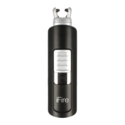 USB zapalovač Wildfire iFire mini black - Plazmový USB zapalovač s elektrickým zapalováním. Plastový USB zapalovač Wildfire iFire využívá k zapálení plazmový oblouk namísto tradičního plynu, který vznikne elektrickým výbojem. Zapalovač je v černo stříbrné barevné kombinaci s pololesklým povrchem. Plazmový zapalovač se zapálí tak, že posuvným krytem (pojistka proti zapálení) na horní straně směrem nahoru vysunete plazmové hořáky a tím dojde k odkrytí tlačítka Power pro zapálení. Po stisknutí tohoto tlačítka dojde k vytvoření elektrického oblouku a plazmový zapalovač je připravený k zapalování. Po puštění tlačítka Power se elektrický oblouk vypne. Na boční straně najdeme LED kontrolku a vestavěný MicroUSB port pro nabíjení. LED kontrolka během nabíjení integrované baterie pomocí přiloženého USB kabelu svítí modře, při plném dobití zhasne. Doba nabíjení zapalovače je cca 2-3 hodiny. Zapalovač je dodávaný v dárkové krabičce.

Rozměry zapalovače (Š x H x V): 25 x 18 x 87 mm 

Obsah balení: 1x USB zapalovač, 1x nabíjecí kabel MicroUSB - USB


