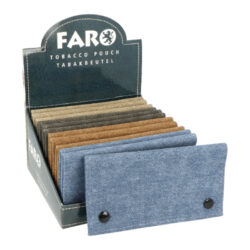 Pouzdro na tabák Faro Ryo Jeans - Pouzdro na tabk Faro Ryo Jeans. Praktick ltkov pouzdro na tabk z jeansov pevn ltky v rznm barevnm proveden. Po rozeven pouzdra najdeme hlavn kapsu na tabk, dv uzavrateln kapsy na zip vhodn pro dal kuck poteby a kapsu na paprky. Cel pouzdro se zavr na dva patenty. Cena uvedena za 1 ks.

Rozmry zapnutho pouzdra ( x H x V): 160 x 15 x 90 mm
