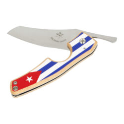 Doutníkový ořezávač Les Fines Lames Cuba světlé dřevo - Originální kapesní nůž a ořezávač na doutníky Les Fines Lames Cuba Ligt pro milovníky doutníkového kouře. Luxusní nožík s ořezávačem z exklusivní série Flag ve světlém provedení s potiskem kubánské vlajky je precizně vyrobený z kvalitního dřeva a nerezové oceli. Na čepeli najdeme gravírované logo Les Fines Lames. Nůž využijete nejen k ořezání doutníku, ale také při každodenní činnosti jako je krájení ovoce, otevírání pošty apod. Díky prodloužení na konci čepele se nůž lehce otevírá jednou rukou - typické pro kapesní Piedmont skládací nože. Svou velikostí se nůž vejde do každé kapsy, takže svého pomocníka můžete mít stále při sobě. Ostře broušená čepel vyrobená z nerezu (14C28N Stainless steel) garantuje dokonalý ořez Vašeho oblíbeného doutníku. Velikost výřezu umožňuje ořezávat doutníky až do velikosti prstýnku 70. Ořezávač byl navržen tak, aby nebyl větší než ostatní ořezávače na trhu a současně měl univerzální využití klasického zavíracího nože. Součástí balení je malý imbusový klíč určený k demontáži při jeho čištění. Tento nádherný kousek značky Les Fines Lames je dodávaný v originálním boxu s pěnovou vnitřní výplní.

Francouzská značka Les Fines Lames je známá výrobou prémiového doutníkového příslušenství. V jejím širokém portfoliu najdete kvalitní vyštípávače, popelníky, stojánky na doutníky a samozřejmě ořezávače. Všechny produkty jsou navrhované a ručně vyráběné ve Francii.

Celkové rozměry zavřeného nože (Š x H x V): 115 x 30 x 12 mm
Celkové rozměry otevřeného nože (Š x H x V): 157 x 30 x 12 mm
Délka čepele: 65 mm
Maximální průměr výřezu pro doutník: 22 mm
Materiál: nerezová ocel 14C28N, dřevo
Hmotnost: 51 g
Výroba/materiál: Thiers, Francie
Distributor: Fortis-DB, spol. s r.o.
