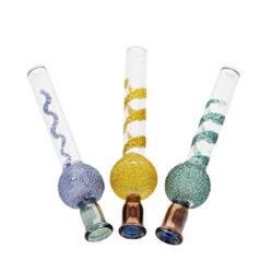 Šlukovka skleněná HM - Ledová kulička + turbo - Skleněná šlukovka HM Ledová kulička s turbem. Transparentní rovná skleněnka s kotlíkem v perleťovém provedení má povrch zdobený barevný ornamentem s jemnou texturou. Na barevné kouli, která je hned za kotlem, najdeme turbo pro přisátí vzduchu. Skleněná dýmka je vyrobená z odolného žáruvzdorného borosilikátového skla tloušťky 2 mm. Cena je uvedena za 1 ks. Před odesláním objednávky uveďte číslo barevného provedení do poznámky.

Jelikož jsou skleněnky vyráběné ručně, může se mírně lišit vzhled vámi zakoupeného kusu od zobrazení na obrázku.

Délka skleněnky: 9,8 cm
Průměr skleněnky vnější/vnitřní: 1 cm/0,6 cm
Průměr/výška prostoru pro kuřivo: 0,7 cm/1,3 cm
Turbo: ano
