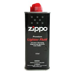 Benzín Zippo 3141 Fluid 125ml - Originální benzín do benzínových zapalovačů Zippo. Benzín Zippo 3141 Fluid je uměle vyrobený a tím pádem se nejedná o klasický derivát z ropy. Chemickým složením se vůbec nejedná o klasický benzín. Výhodou benzínu Zippo je daleko lepší zapalování, velmi čisté hoření, nízká úroveň zápachu a v neposlední řadě jeho šetrnost při styku s kůží. Benzín Zippo 3141 Fluid lze použít nejen do zapalovačů Zippo, ale samozřejmě také do benzínových zapalovačů jiné značky. Objem balení 125 ml.

Rozměry: 150 (s vyklopeným hrotem) x 53 x 28mm