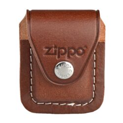 Kapsička Zippo na zapalovač, hnědá - Koen kapsa na Zippo zapalova. Zippo pouzdro 17002 na zapalova se zavrnm na patent je vybaven klipem, za kter se pouzdro zavs za opasek, kalhoty nebo kapsu. Hnd koen pouzdro zdoben logem Zippo m hladk povrch v polomatnm proveden a je dodvno v originln krabice. Celkov rozmry pouzdra: 7,4x5,9x3,3cm.

Distributor: Fortis-DB, spol. s r.o.
