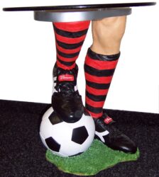 Stolek Fotbal s kulatou deskou - Stolek s kulatou deskou o prmru cca 50cm a oprnou nohou v designu nohy hre openou o m. Vka cca 50 - 60 cm.

Distributor: Fortis-DB, spol. s r.o.