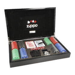 Zapalovač Zippo sada Poker - Pokerová dárková sada zapalovač Zippo Poker a herní vybavení pro hraní Pokeru v černém dřevěném boxu. Limitovaná edice s číslem 392 z vydaných 750 kusů obsahuje benzínový zapalovač Zippo One Hundred s povrchovou úpravou High Polish Chrome. Zapalovač je zdobený plaketou s motivem 100$ žetonu. Číslo limitované série najdeme nejen na zapalovači, ale také uvnitř zavíracího lakovaného boxu s logem. Zippo set je ideální dárek nejen pro kuřáka, ale též pro vášnivého hráče pokeru.

Zapalovače Zippo nejsou při dodání naplněné benzínem. Originální příslušenství benzín Zippo, kamínky, knoty a vata do zapalovače Zippo, zajistí správné fungování benzínové zapalovače. Na mechanické závady zapalovače poskytuje Zippo doživotní záruku. Tuto záruku můžete uplatnit přímo u nás. Zapalovače jsou vyrobené v USA, Original Zippo® Bradford.

Zippo sada Poker obsahuje: zapalovač, hrací karty, žetony v hodnotách 1, 5, 50 a 100 (50 ks od každé hodnoty), 5x kostky, žetony Dealer, Small Blind, Big Blind.

Rozměry zavřeného boxu (Š x H x V): 360 x 220 x 60 mm 
