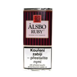 Dýmkový tabák Alsbo Ruby, 40g - Dýmkový tabák Alsbo Ruby. Dánský tabák s příjemným třešňovým aromatem. Lahodná směs tabáku Black Cavendish, Burley a vynikajícího Golden Virginia. Tato směs, která je vytvořená podle jedné z nejstarších receptur, je jemně dochucená divokou a černou třešní.

Síla:	velmi slabý
Aroma: lehce aromatizovaný
Provonění interiéru: málo výrazné
Řez: Loose Cut, kyprý řez
Balení: 40 g, pouch
Dovozce: DanCzek Teplice a.s.