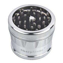 Drtič tabáku ALU Sharp Stone Chrome, 62mm - Značkový kovový drtič tabáku Sharp Stone. Kvalitní čtyřdílná drtička se závitem, sítkem a zásobníkem na tabák je vyrobena z kvalitního leteckého hliníku CNC technologií. Povrch je upraven eloxováním. Víčko drtičky s průhledovým okénkem je magneticky uzavíratelné. Diamantem broušené ostří nožů velmi jemně nadrtí vaší směs. Rozměry: průměr 62mm, výška 50mm. Drtič ja zabalen v látkovém sáčku.