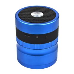 Drtič tabáku ALU Dreamliner Speaker Blue - Drťte a poslouchejte hudbu! Kvalitní kovový drtič tabáku Dreamliner Speaker s Bluetooth reproduktorem. Masivní čtyřdílná drtička se závitem, sítkem a zásobníkem na tabák  je vyrobena z kvalitního hliníku CNC technologií. Povrch je upraven eloxováním. Ostré hroty ve tvaru diamantu nadrtí velmi jemně vaší směs. Na horní straně víčka, které je magneticky uzavíratelné, je umístěn reproduktor. Na přední straně drtiče se nachází ovládací prvky: konektor napájení, LED indikace a tlačítko ON/OFF. Reproduktor je možné připojit přes Bluetooth ke všem zařízením Android/iOS, které disponují touto možností připojení. Reproduktor lze přiloženým USB kabelem nabíjet a nebo napájet. Rozměry: průměr 63mm, výška 73mm.
